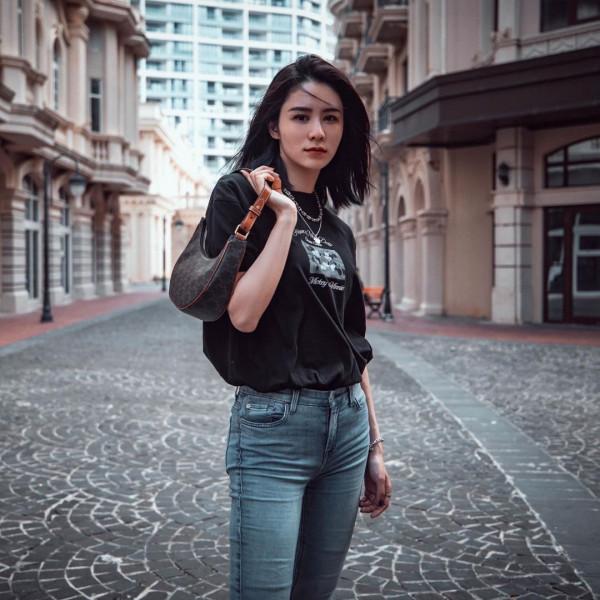 林峰帶妻女給大家拜年，懷抱女兒甜蜜出鏡，妻子張馨月變化大