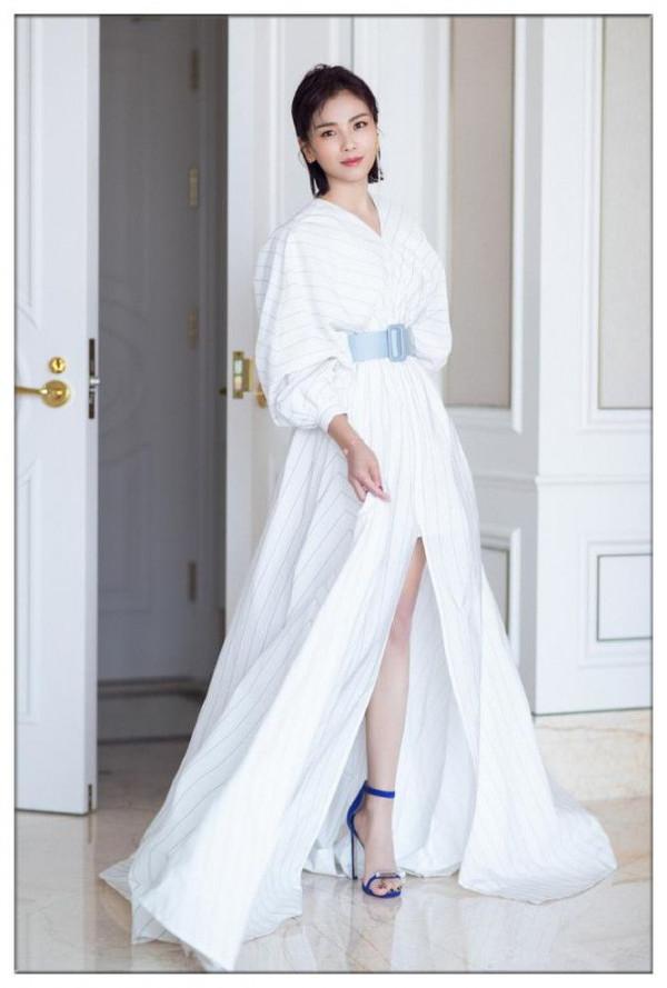 劉濤穿條紋裙亮相優雅又端莊，可她撩開裙子，我卻心疼了