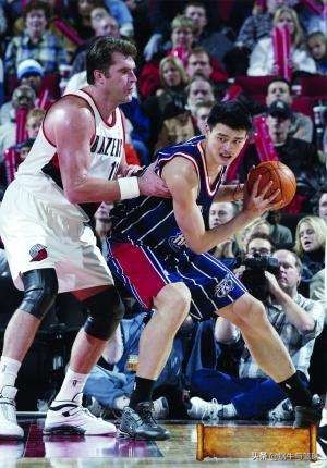 姚明與偶像薩博尼斯交手4次，看完對比，薩博尼斯還是更勝一籌