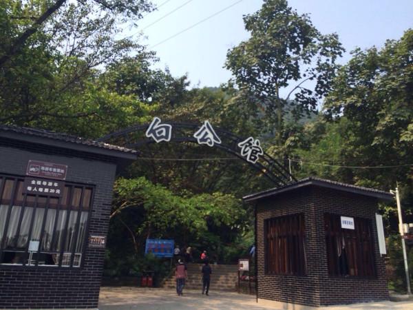 1981年，白公館一位老太看著牆上照片痛哭，遊客才知她是英烈遺孀