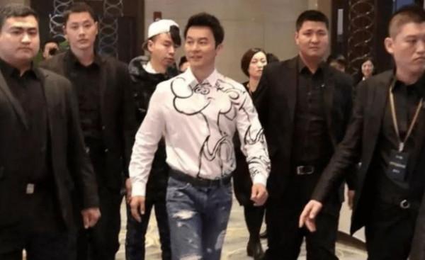 演藝明星養保鏢亂象，吳謹言竟然有30個，袁隆平和任正非卻都沒有