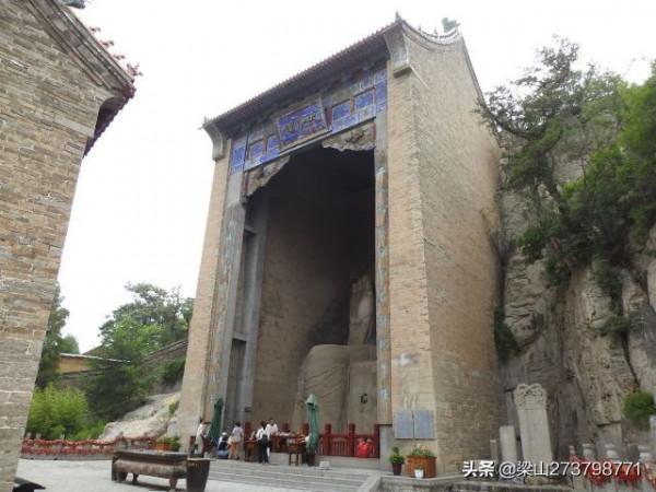 大伾山，大平原上突起的孤峰，寺廟洞閣棋佈，摩崖碑刻林立