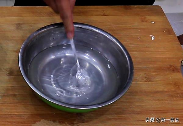 廚師長教你油潑面做法，麵條熱油一潑，麻辣鮮香，連吃三碗不過癮