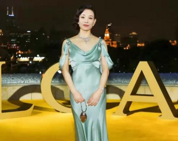 60歲陳沖真敢穿，有小肚腩還穿真絲吊帶，一身贅肉全靠氣場撐著