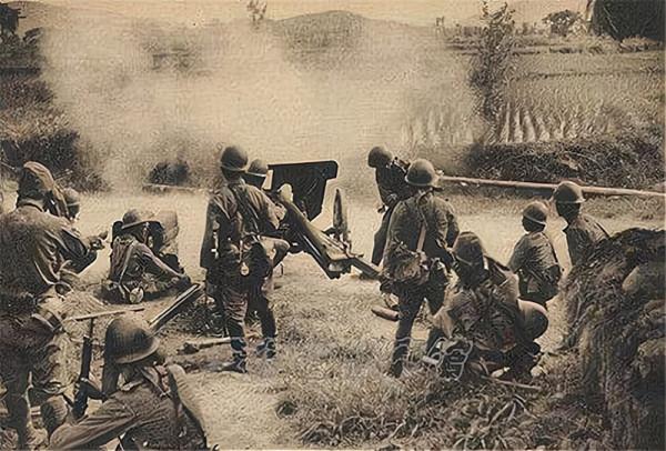 八路軍政委重傷倒地,漢奸發現他還活著,附耳說:我們一會兒就走 八路軍政委重傷倒地,漢奸發現他還活著,附耳說:我們一會兒就走