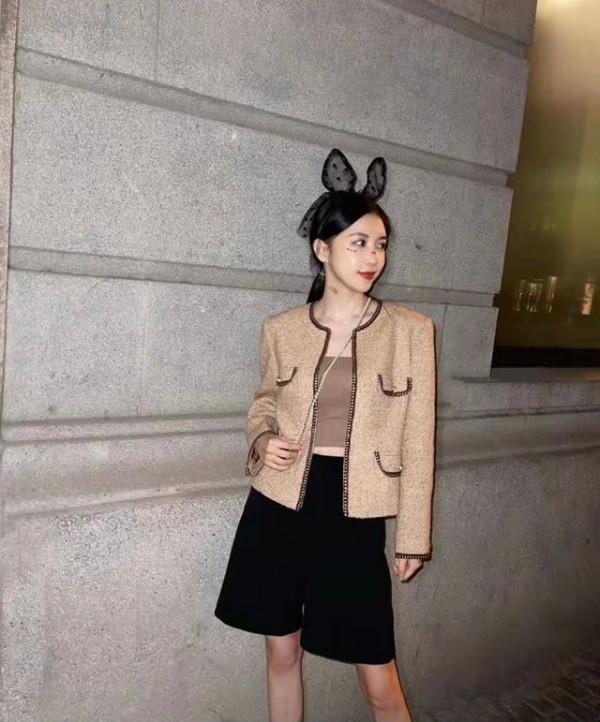 潘瑋柏妻子打扮得挺潮，穿韓風西裝還戴頂“情趣帽”，時尚感真強