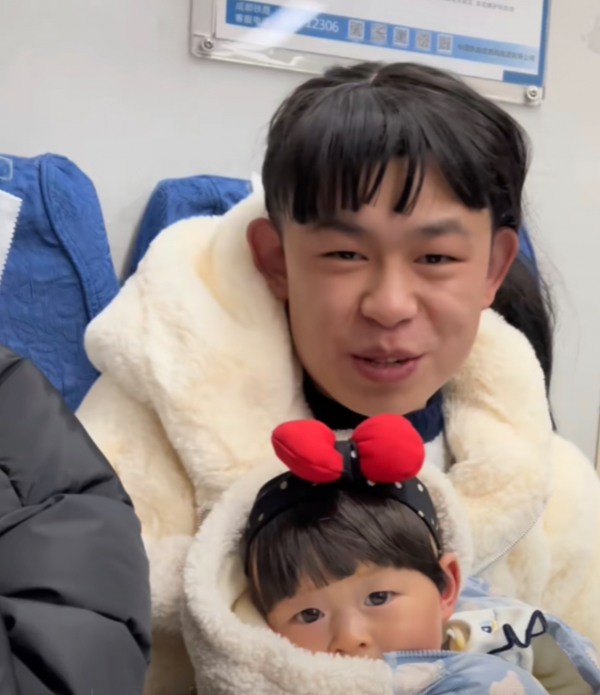 貴州網紅曉凡凡再次出圈，一個人演繹春運，網友：看完之後想家了