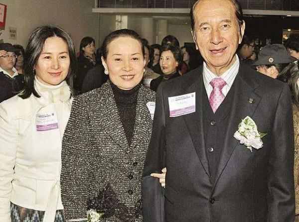 藍瓊纓14歲嫁何鴻燊，19歲生下何超瓊，為何還要到29歲才被公開？