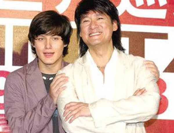 31歲兒子T臺首秀,周華健60歲妻子罕現身支援,滿頭白髮但氣質好 31歲兒子T臺首秀,周華健60歲妻子罕現身支援,滿頭白髮但氣質好