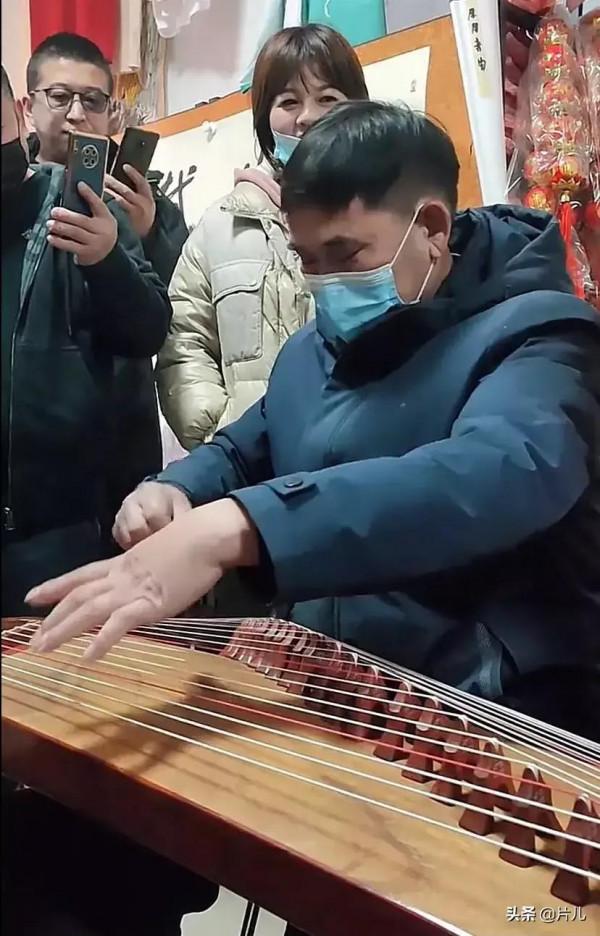 大衣哥不接陳亞男電話，事出有因，正在賣力的學習古箏