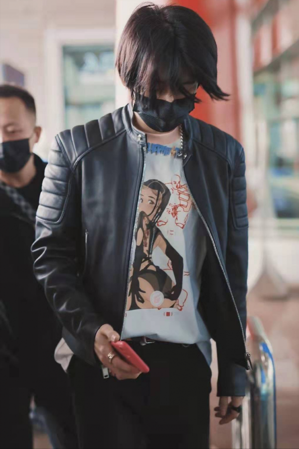 小鬼王琳凱穿衣品味惹爭議,身上圖案疑似低俗,明星審美需正能量 小鬼王琳凱穿衣品味惹爭議,身上圖案疑似低俗,明星審美需正能量