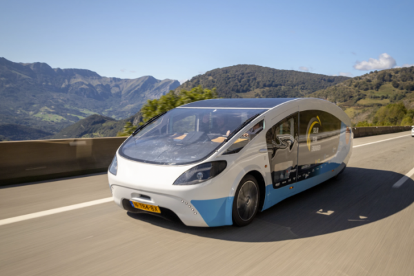 荷蘭大學生設計建造的太陽能汽車完成了史詩般歐洲公路之旅