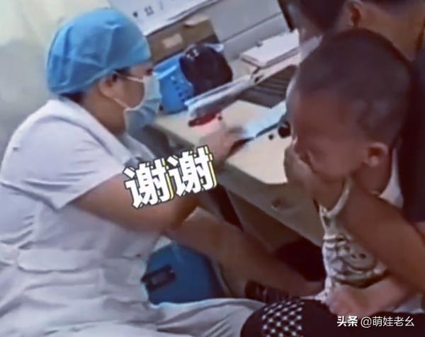 廣東江門一小男孩打針時大哭，下一秒卻說謝謝，網友：猝不及防