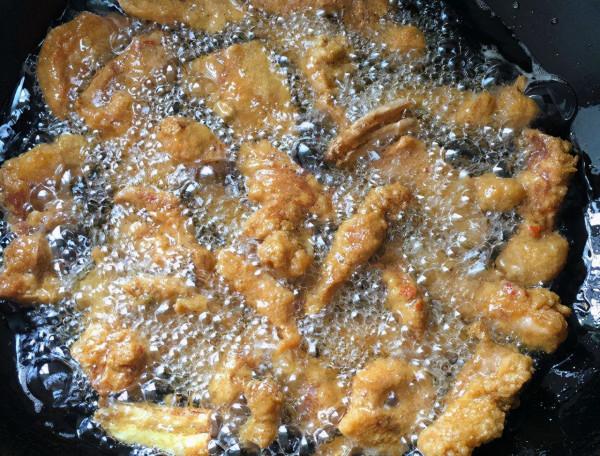 炸酥肉記得用對料，有4樣缺一不可，炸好後香酥好吃，不回軟