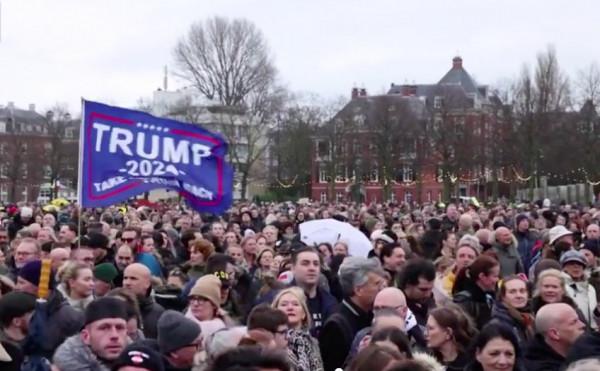 荷蘭爆發反封鎖遊行,稱";待在家更易生病";?警方放警犬趕人 荷蘭爆發反封鎖遊行,稱";待在家更易生病";?警方放警犬趕人