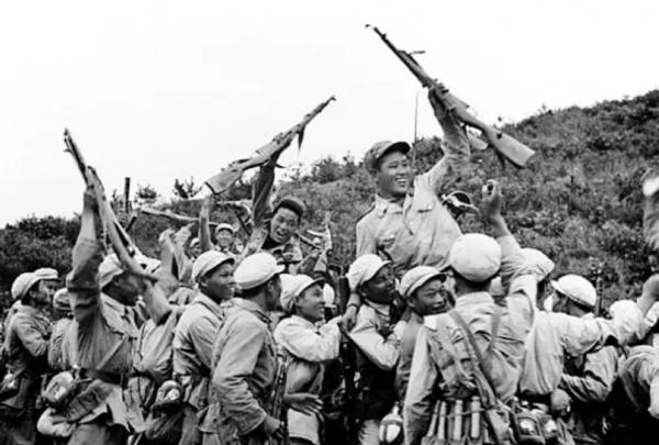 內蒙古斷臂流浪漢常年餵馬，村裡迎來幾輛汽車，首長：終於找到你