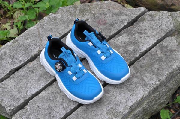 這是一雙適合中大童的跑鞋,輕彈透氣,旋鈕繫帶更方便穿脫 這是一雙適合中大童的跑鞋,輕彈透氣,旋鈕繫帶更方便穿脫