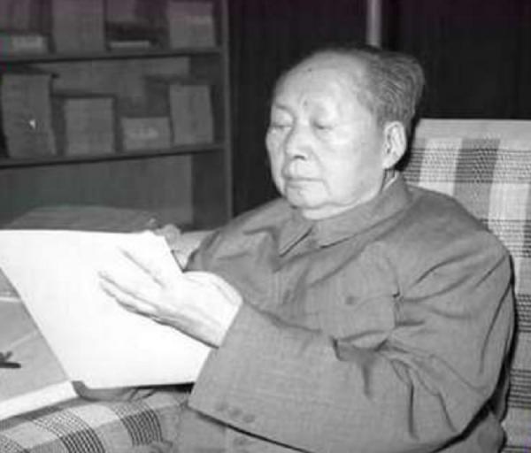 陳伯鈞誤殺毛主席“愛將”，險被槍決，毛主席表示：重打100大板