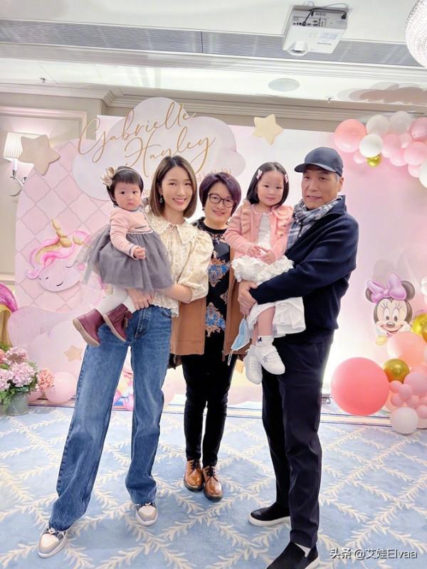 王祖藍一家6口為女慶生！老婆穿牛仔褲最高，祖孫三共用一個鼻子