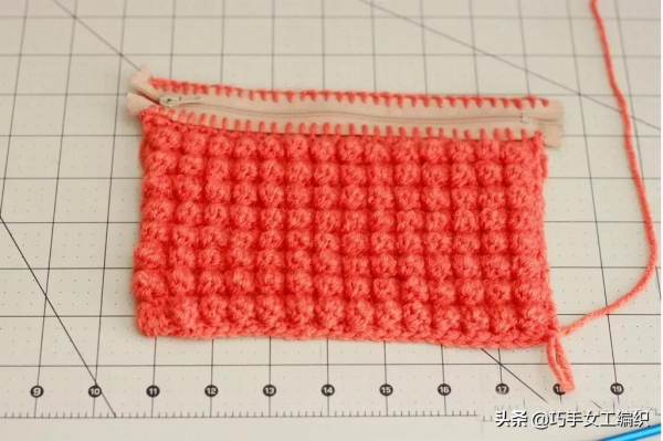 舊衣褲的拉鍊剪下來後，用鉤針戳一圈就有無數的收納