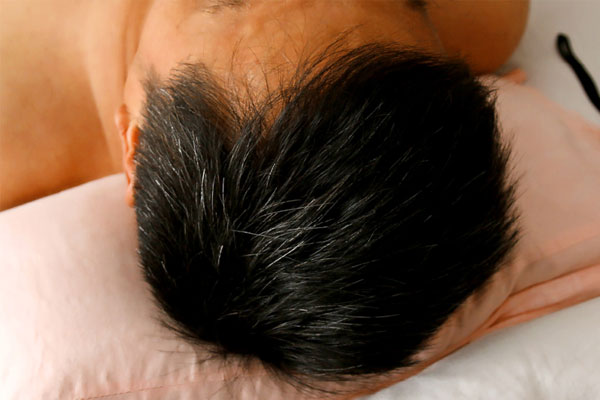 年過40頭髮半白，原因可能並非衰老，黑髮變白髮，你可以這樣做