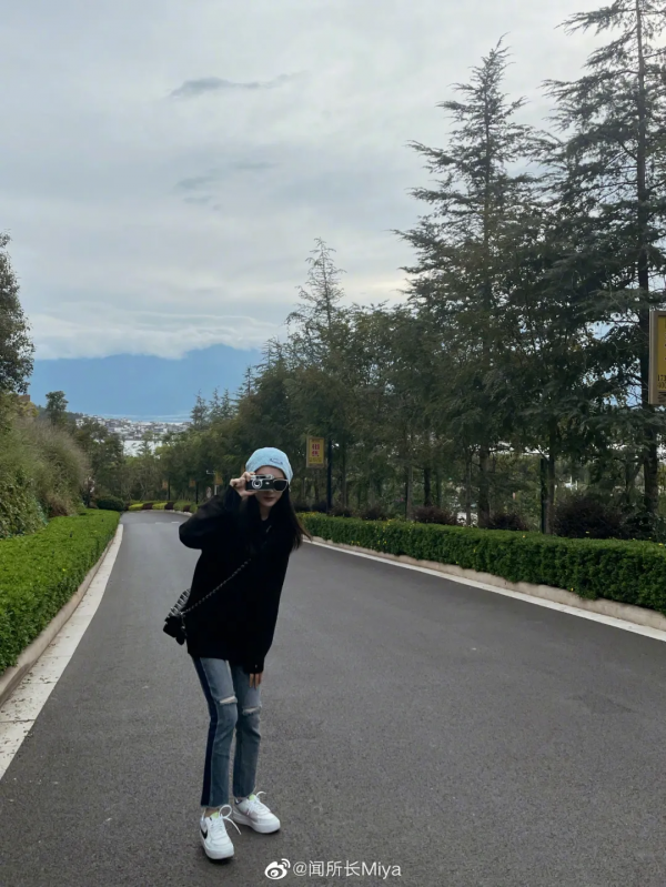 運動鞋+裙子=今秋最IN穿法,舒適又時髦 運動鞋+裙子=今秋最IN穿法,舒適又時髦