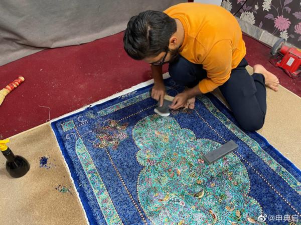 拜訪波斯地毯富商，很難想象普通地毯工的薪水，5年伊朗幣貶值8倍