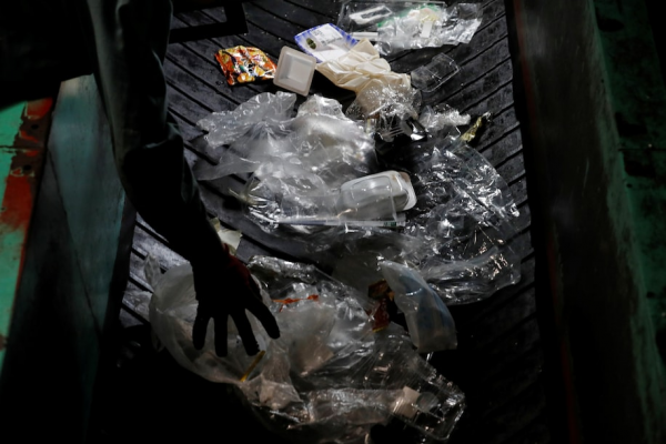 以&OpenCurlyDoubleQuote;過度包裝&rdquo;出名的日本商店們，也開始反思了