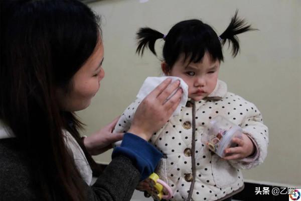 媽媽教失明女兒用木棍走路，被反問：每個人都用棍子嗎？媽媽哭了