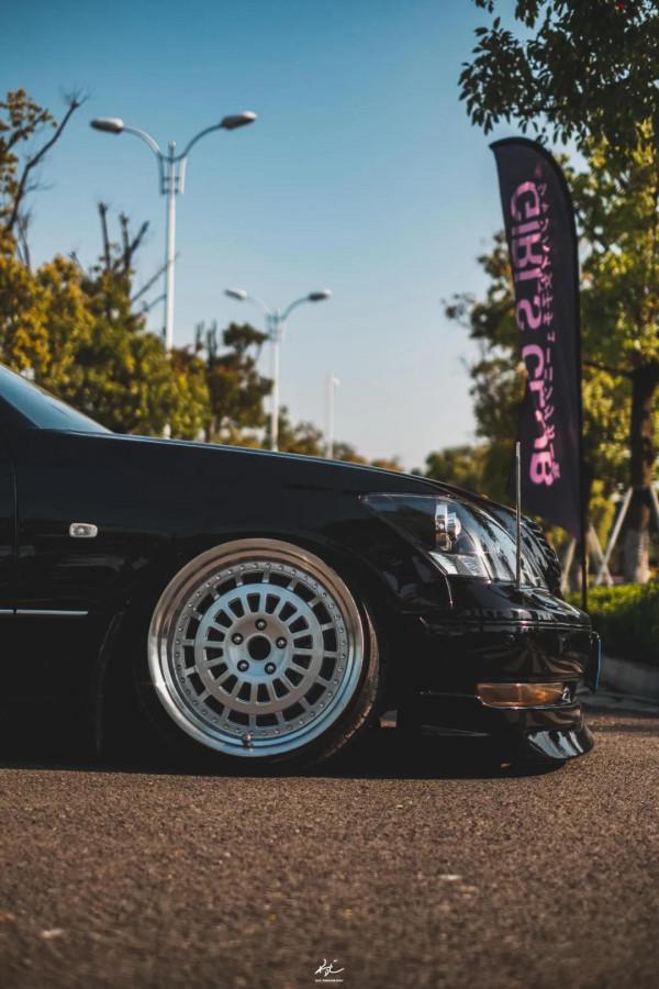 從修理廠到婚姻殿堂，夫妻共同打造低趴雷克薩斯LS430