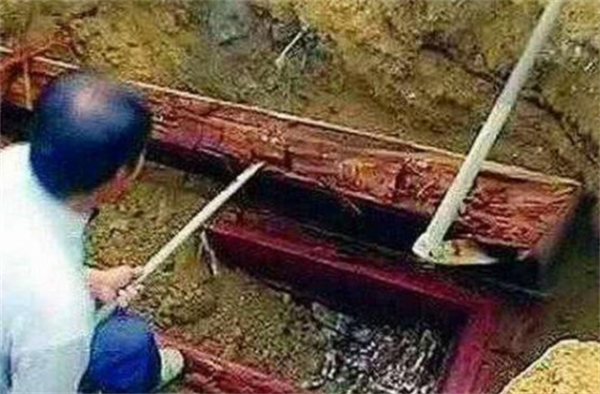 2003年，內蒙古出土一血紅棺材