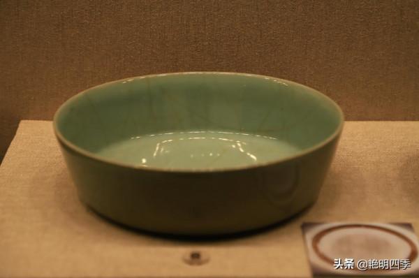 走故宮西路，先看那燦若星河的各代瓷器，彷彿踏入流淌的歷史長河