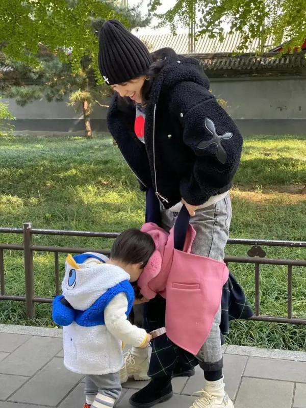 章子怡一家四口出遊!素顏出鏡牙齦尷尬,醒醒穿成貴婦兒子超可愛 章子怡一家四口出遊!素顏出鏡牙齦尷尬,醒醒穿成貴婦兒子超可愛