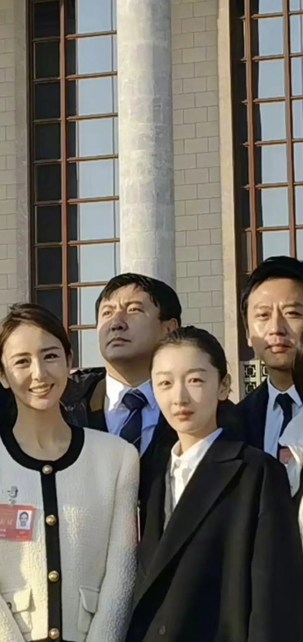 大合照裡的沈騰到底都在看些啥？