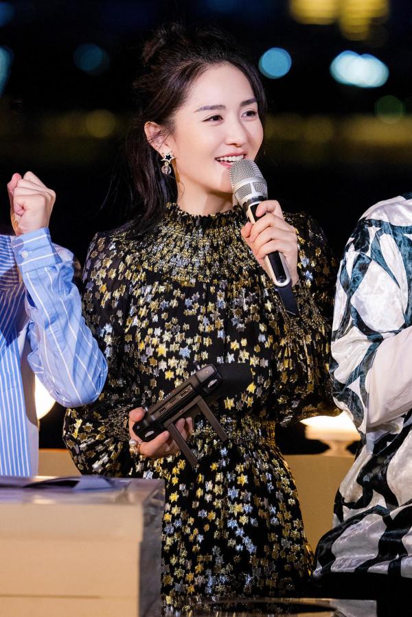 謝娜哪像仨孩子的媽？穿破洞T恤配彩色半身裙，一副大學生的模樣