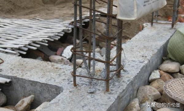 農村磚混房，把落水管安進“構造柱”裡可以嗎？包工頭一般不說