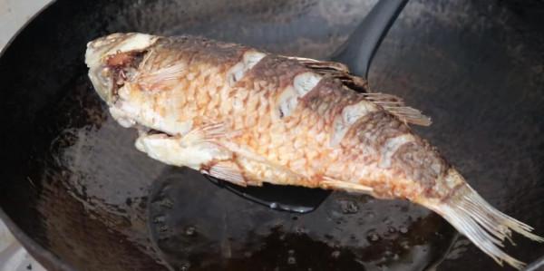 吃了30年的魚才知道，煎魚不能直接下鍋，多做一步，不粘鍋不破皮
