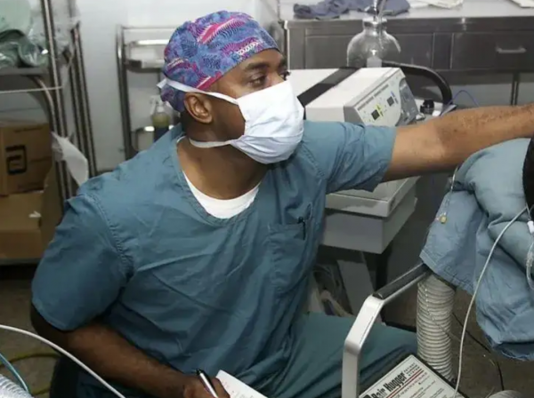 美國女孩臥床昏睡14年，突然呻吟產下一男嬰，男護工涉嫌侵犯被捕