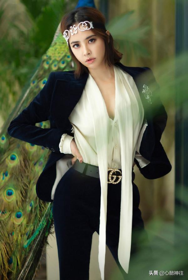 蔡依林真有少女感！身穿黑色絲絨西裝，又酷又美