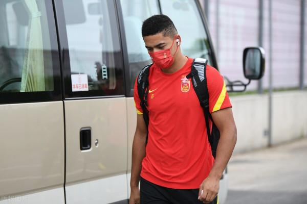 看看國足的座駕,偏愛保時捷,比賽可以輸,座駕一定要豪 看看國足的座駕,偏愛保時捷,比賽可以輸,座駕一定要豪