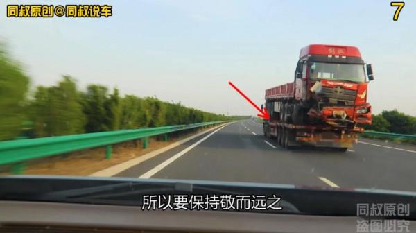 小白車斜道匯入並連續變道,兩輛車被逼讓行,這個風險在哪裡? 小白車斜道匯入並連續變道,兩輛車被逼讓行,這個風險在哪裡?