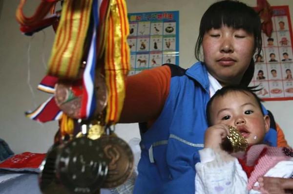 她為國爭光拼下19枚獎牌!從長跑冠軍到賤賣金牌,她經歷了什麼? 她為國爭光拼下19枚獎牌!從長跑冠軍到賤賣金牌,她經歷了什麼?