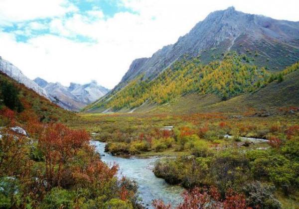 四川值得去的景區，草深木繁、高峰林立，毗鄰黃龍機場