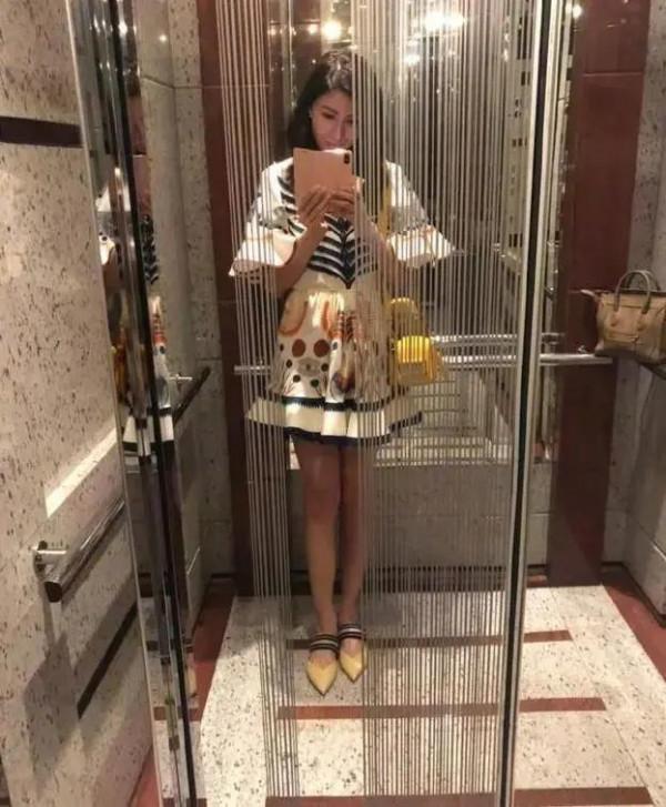 李嘉欣在香港的豪宅，別墅周圍全都是森林，一家人像與世隔絕