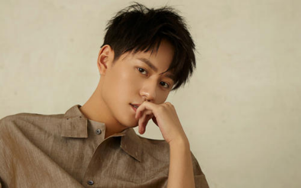 黃渤和一女子挽手引爭議，盤點男星們的那些過界行為