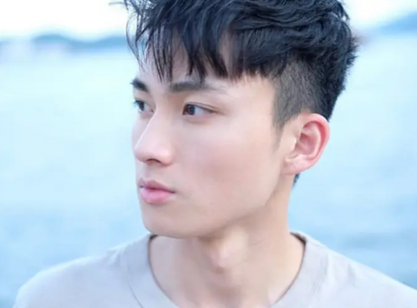 TVB上百位藝人出席活動,陳豪站C位,26歲男星首次站前排受力捧 TVB上百位藝人出席活動,陳豪站C位,26歲男星首次站前排受力捧