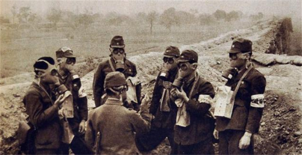 八路軍政委重傷倒地,漢奸發現他還活著,附耳說:我們一會兒就走 八路軍政委重傷倒地,漢奸發現他還活著,附耳說:我們一會兒就走