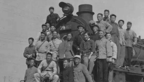 我軍飛行員違令出海殲滅敵機，上級請示中央，毛主席：有功無過