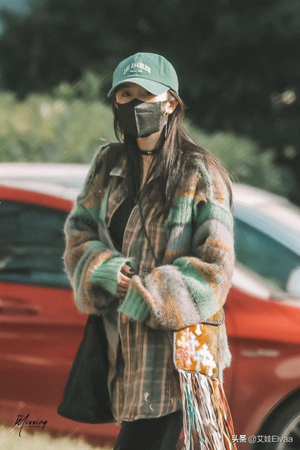 楊冪同空姐肩並肩走機場,穿皮褲配流蘇包,當眾扯毛衣線條好可愛 楊冪同空姐肩並肩走機場,穿皮褲配流蘇包,當眾扯毛衣線條好可愛