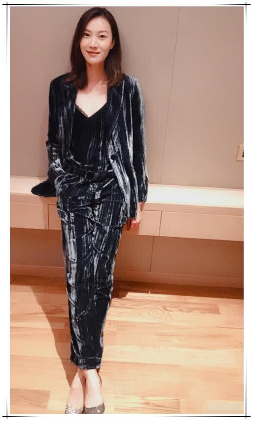 “冠軍夫婦”林丹和妻子亮相，謝杏芳穿復古紅裙挺氣質，捲髮挺美